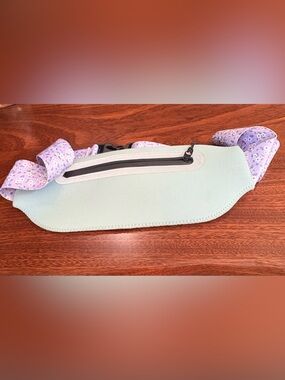 Unknown Source Fanny Pack
EUC